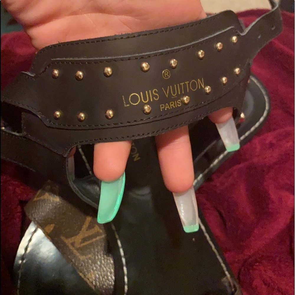I’m selling women LV sandals